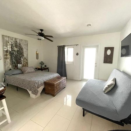 Private Studio Blocks From Coconut Grove Miami Bagian luar foto