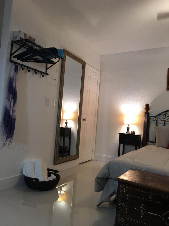 Private Studio Blocks From Coconut Grove Miami Bagian luar foto
