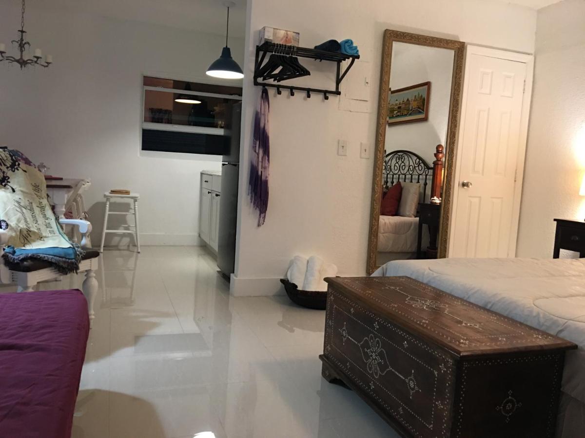 Private Studio Blocks From Coconut Grove Miami Bagian luar foto