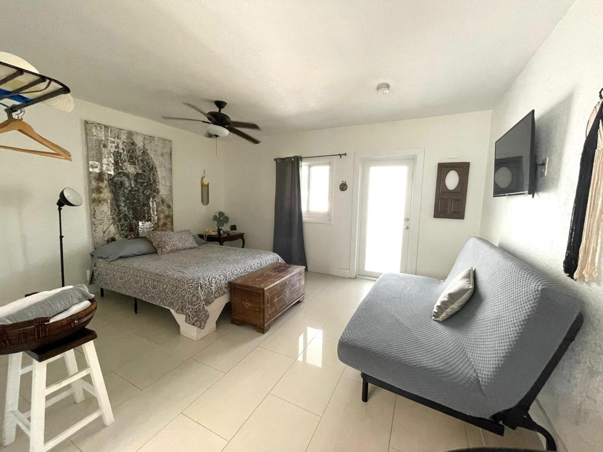 Private Studio Blocks From Coconut Grove Miami Bagian luar foto