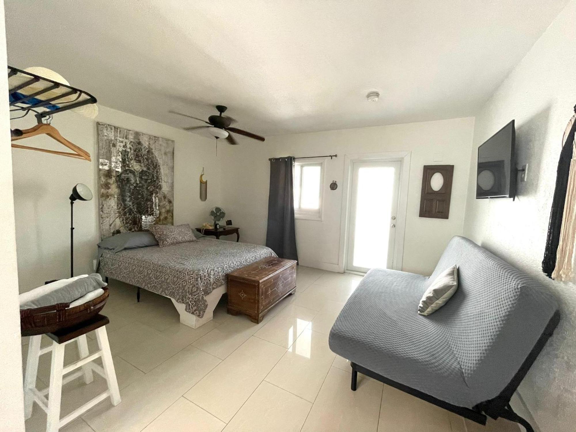 Private Studio Blocks From Coconut Grove Miami Bagian luar foto