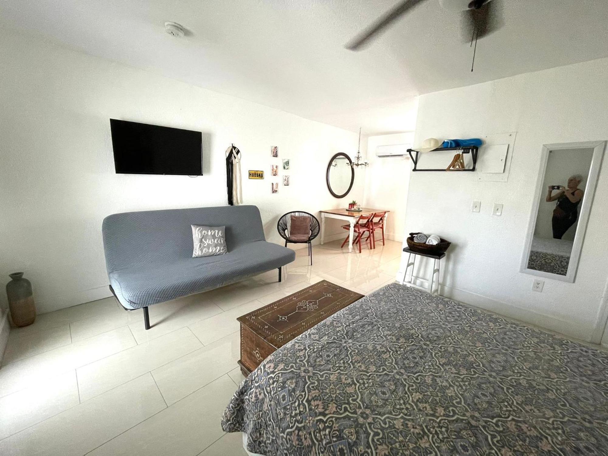 Private Studio Blocks From Coconut Grove Miami Bagian luar foto