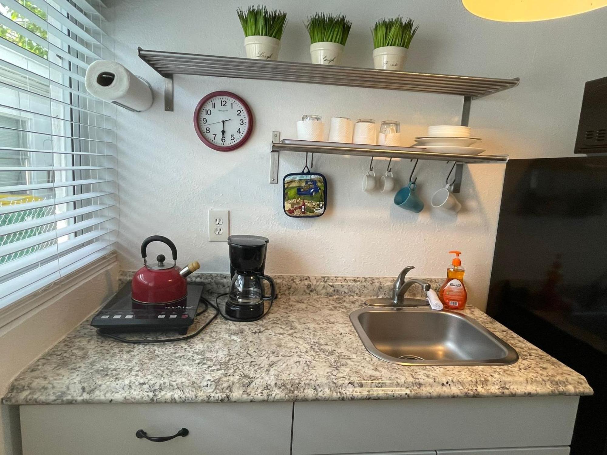 Private Studio Blocks From Coconut Grove Miami Bagian luar foto