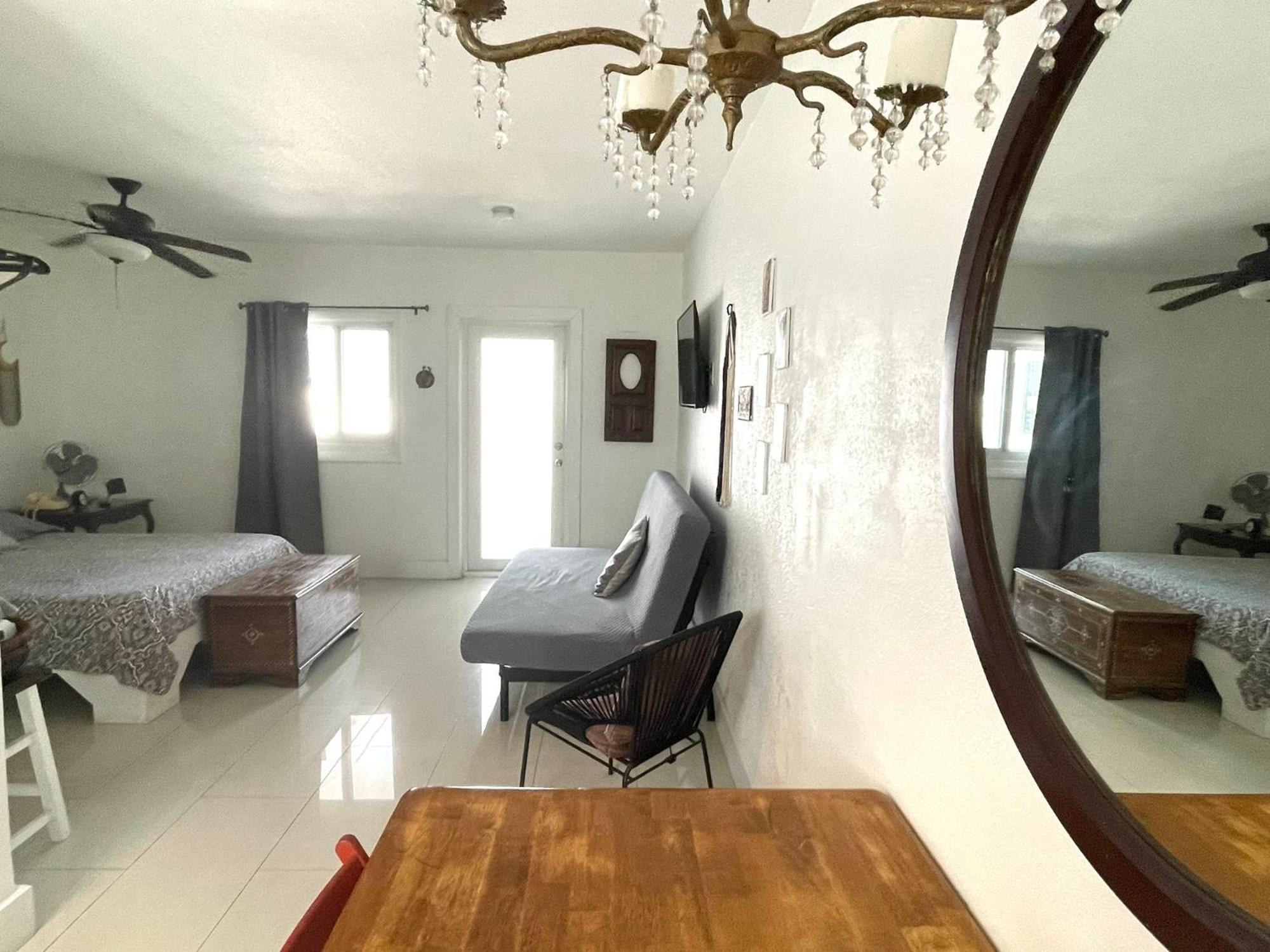 Private Studio Blocks From Coconut Grove Miami Bagian luar foto