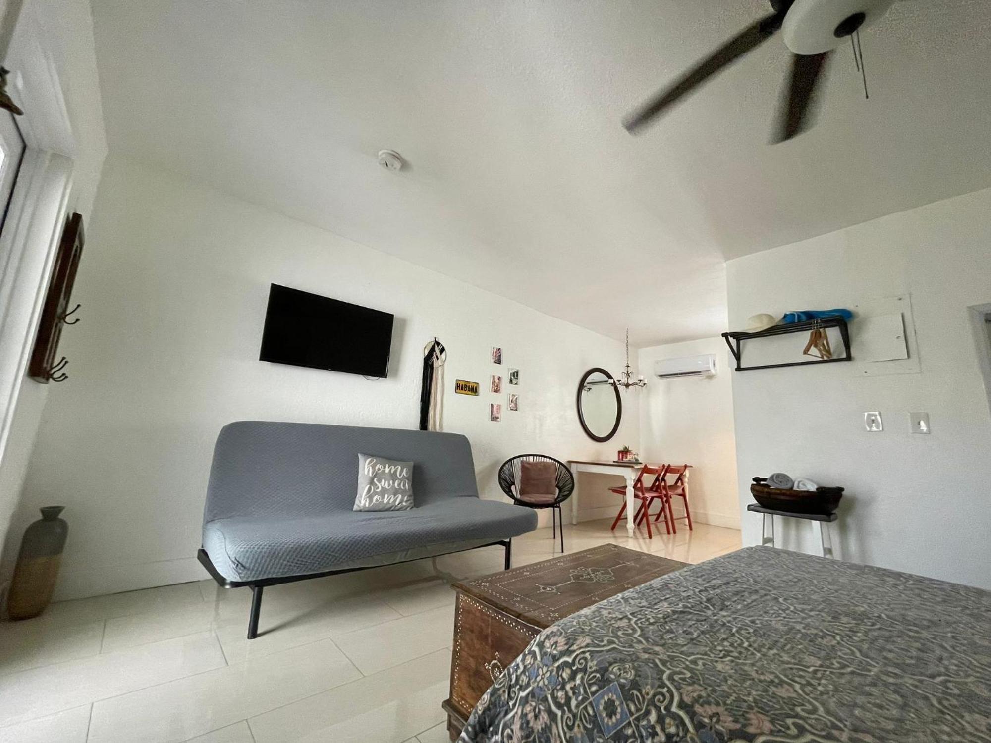 Private Studio Blocks From Coconut Grove Miami Bagian luar foto