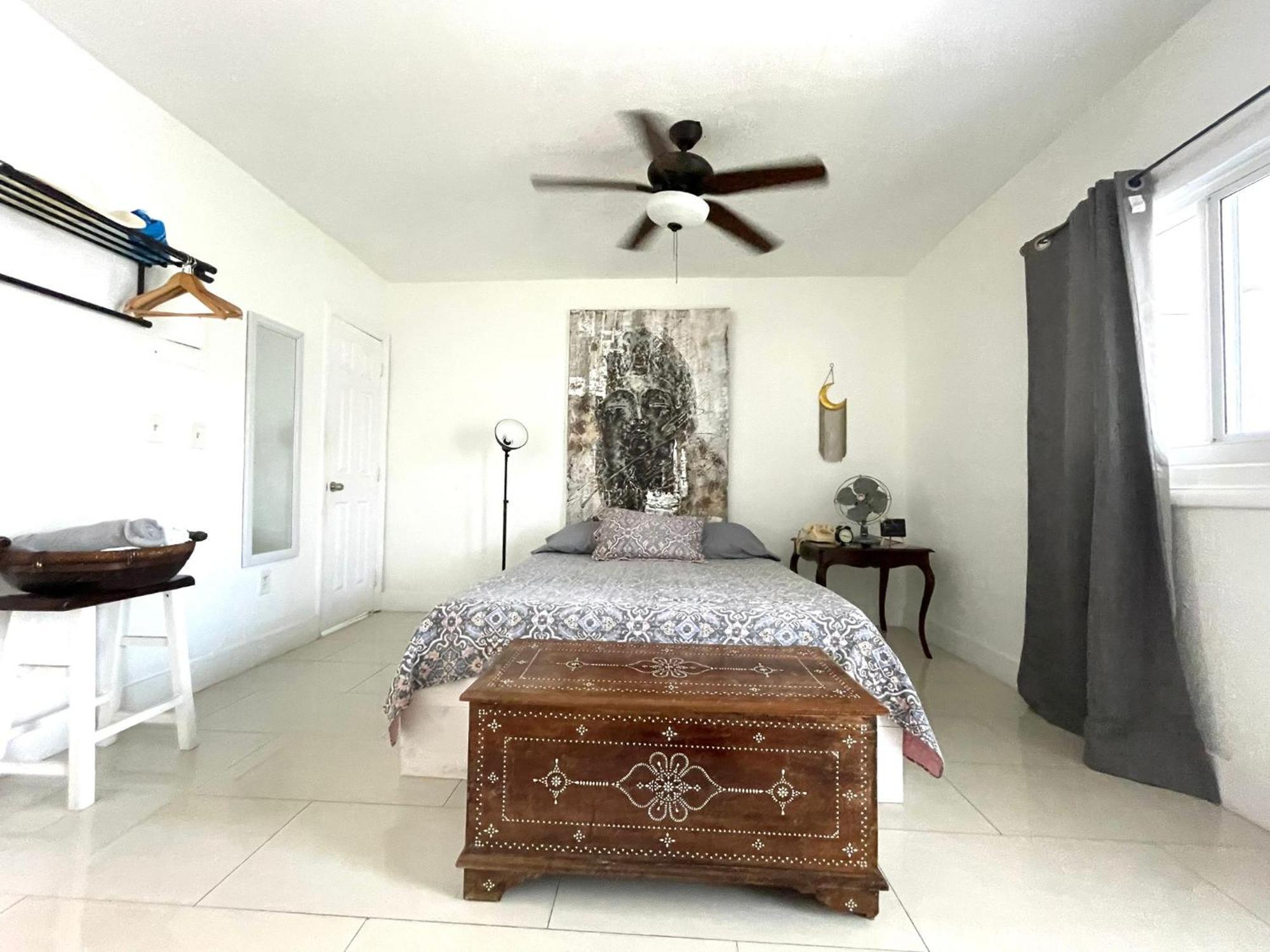 Private Studio Blocks From Coconut Grove Miami Bagian luar foto
